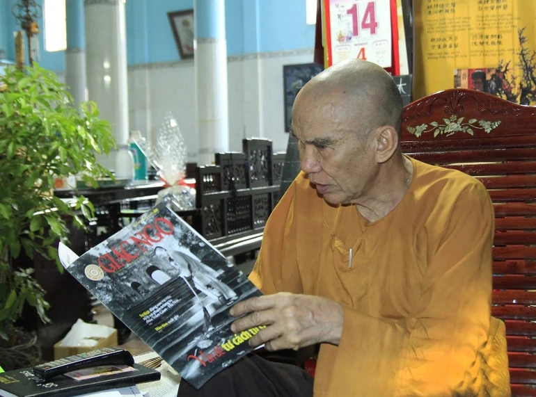 Hòa thượng Thích Thanh Sơn giữ thói quen đọc Báo Giác Ngộ mỗi kỳ - Ảnh: Vũ Giang/BGN